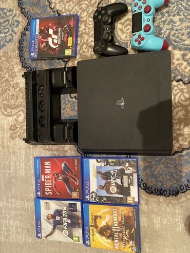 игровые компьютеры: Игровая приставка PlayStation 4 черного цвета, модель CUH-2108B, в