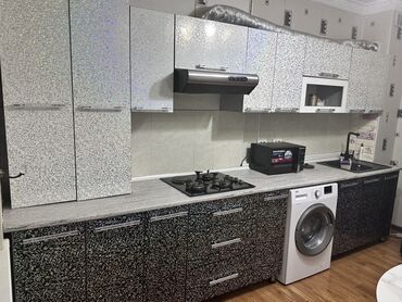 расположение кухонной мебели на кухне: Кухонный гарнитур с верхними и нижними шкафами, выполненный в