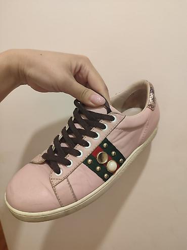 Кроссовки и спортивная обувь: Кеды женские, 2 пары. 1) Белые кожаные кеды: - Минималистичный — 3