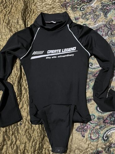 uezguecueluek uecuen sortlar: Qadın bodisi – qara rəngdə, uzunqol, boğazlı (yarım turtleneck) model