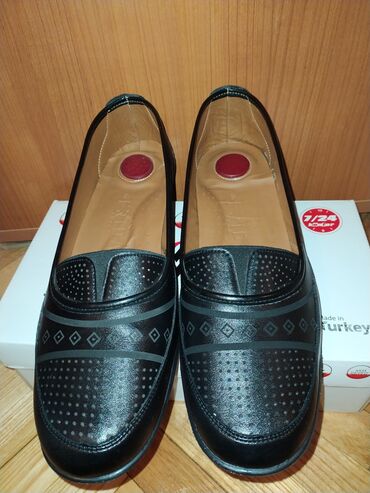 Personal Items: Loafers, 42