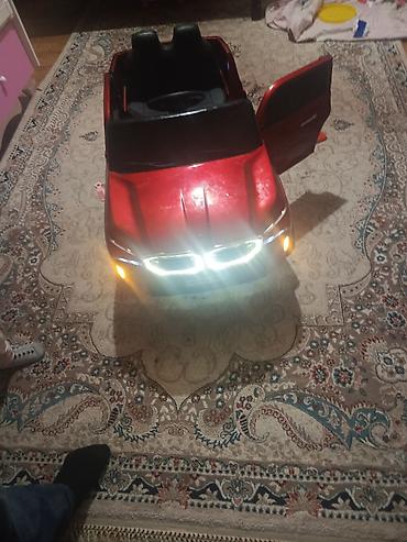 ev tipi cadir: Uşaq üçün akkumulyatorlu minik maşını – qırmızı rəng, kupe korpuslu — 3