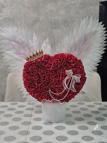 ucuz gul: Ürək formalı dekorativ gül kompozisiyası - Material: süni güllər — 2
