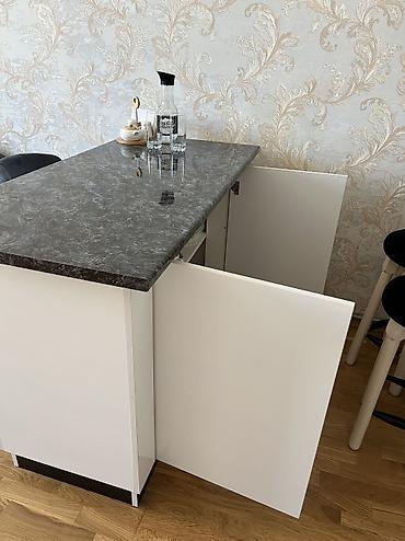 işlənmiş mətbəx stolu: Bar stolu və ya şkaf, yanında 2 bar stolu ilə. Ölçüləri: 130 × 65 × 90 — 1