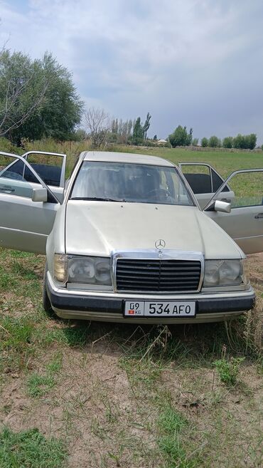 шины на хайлендер: Элегантный седан Mercedes-Benz E-Class (W124) бежевого цвета