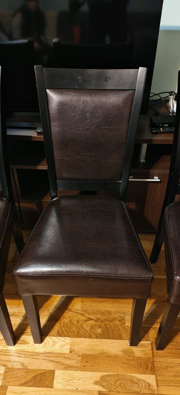 Stolice: TRPEZARIJSKE STOLICE M-7 od punog drveta (tamni orah) koje su — 3