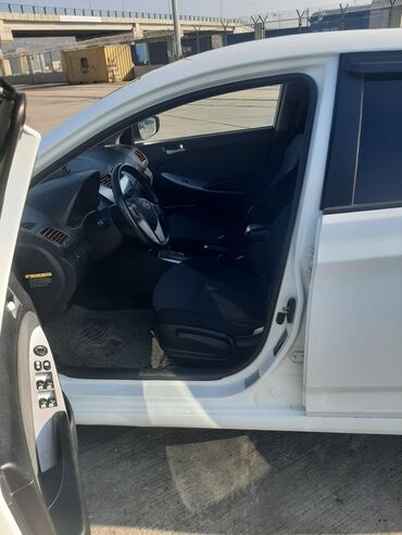 Hyundai: Hyundai Accent: 1.6 l | 2014 il Sedan — 11