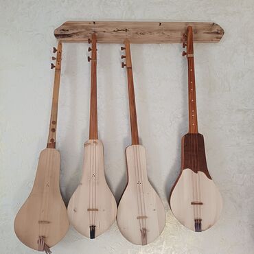 Комузы: Оруктон жасалган комуздар жана кылкыяктар сатылат, уста озу комузчу — 17