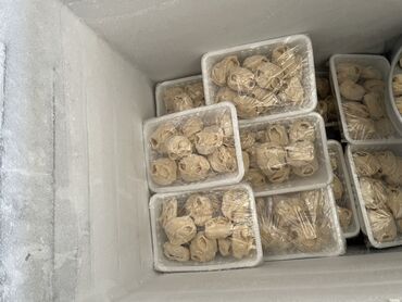 угловой диван на кухню: Замороженные манты ручной лепки, упакованные в пластиковые лотки