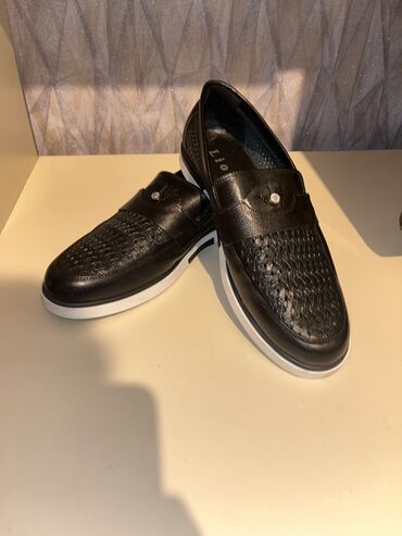 nermin ayaqqabi: Philipp Plein
Size:41-42
Toy üçün alınıb 1 dəfə geyilib