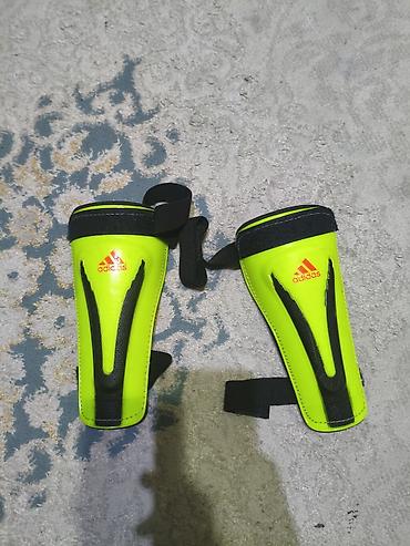 вратарь: Футбольные щитки adidas. - Тип: защита голени для футбола - Цвет — 1