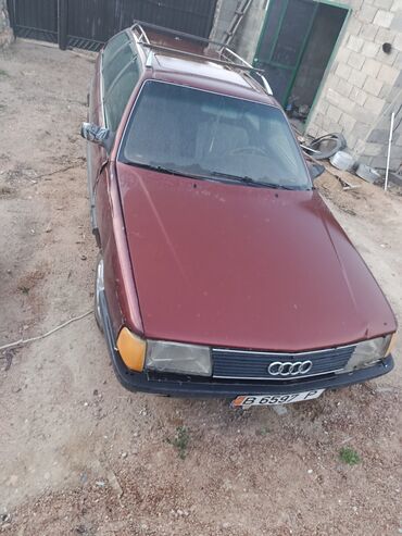 дополнительный свет: Автомобиль Audi 80 Avant в темно-красном цвете, оснащенный багажником