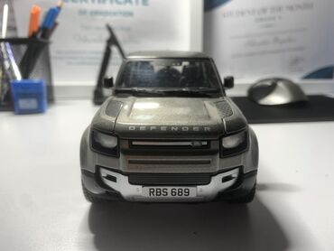 кнопочные машинка: Коллекционная модель автомобиля Land Rover Defender 110 - Масштаб