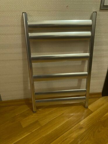 Kombilər: Paslanmayan poladdan dəsmal qurudan/isitmə relsi (radiator). -