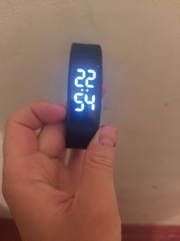 скупка сломанной техники: Фитнес-браслет с LED-дисплеем - Показ времени крупными белыми цифрами