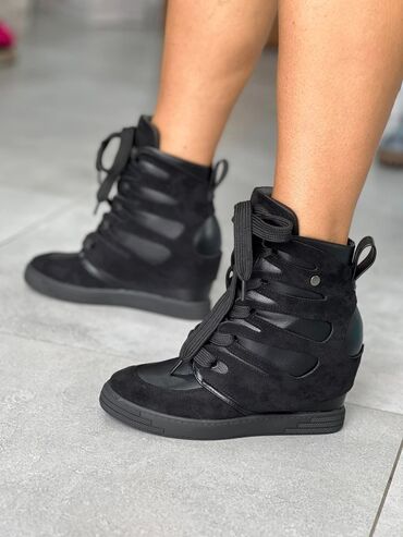 Čizme: Br 36-40
Peta:10cm — 2