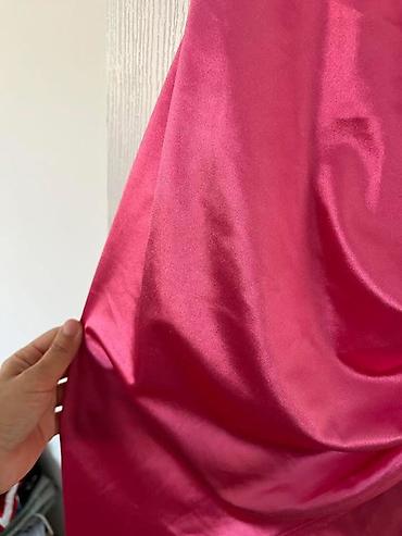 formq ideale: Satenska midi haljina u jarko pink boji. - Kroj: uska silueta sa — 3