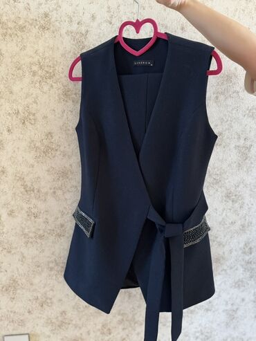 tikdirmek ucun don modeli: Qəşəng klassik kostyum 🔹 Ölçü: 36 (S) 🔹 Rəng: tünd göy 🔹 Vəziyyəti