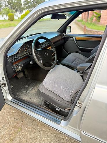 Mercedes-Benz: Mercedes-Benz E 200: 2 l | 1994 il Sedan — 11