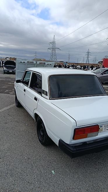 guzguler: Lada 2107, ağ rəng, 4 qapılı sedan. Xüsusiyyətlər: - Arxa ötürücülü — 1