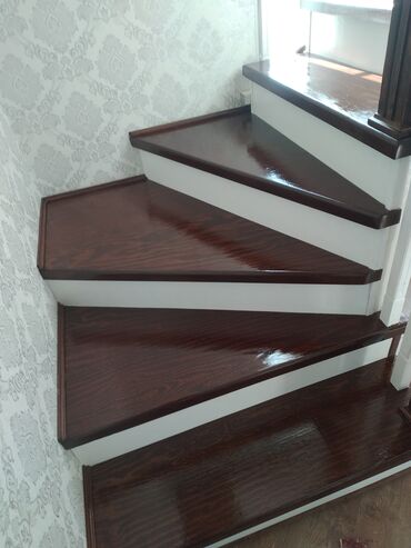 Деревянные лестницы: Деревянная лестница с окрашенными ступенями и белыми балясинами — 23