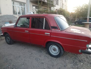 w202 ön şüşə: Bu qırmızı rəngli sedan avtomobil gündəlik istifadə üçün uyğundur