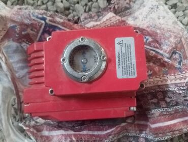Digər avtomobil ehtiyat hissələri: Qırmızı rəngdə olan bu aktuator, sənaye şəraitində klapanların və ya
