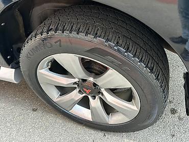Mitsubishi: Mitsubishi Pajero (qara rəng, 5 qapı, iri SUV) Xüsusiyyətlər: - Tam — 5