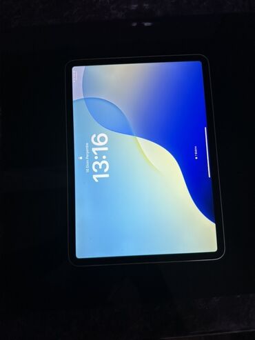 Apple iPad: Apple iPad Pro (gümüş rəng) – 11" seriyası Xüsusiyyətlər: - Premium — 10