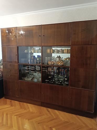 tank şekilleri: Klassik üslubda iri ölçülü divar dolabı-vitrin - Material: laklı — 3