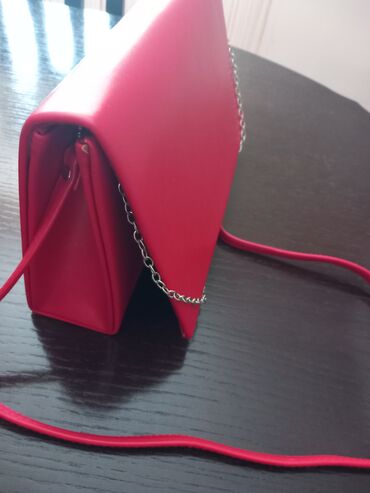 crvena haljina poklon ogrlica: Na prodaju lepa elegantna cevena torbica,dimenzije 28×16cm. Samo