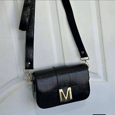 Torbe: Ženska torbica preko ramena sa širokim kaišem i metalnim slovom “M” - — 11