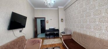 at yalinda ev satilir: 8-ci kilometr, 3 otaqlı, Yeni tikili, m. Qara Qarayev, 72 kv. m