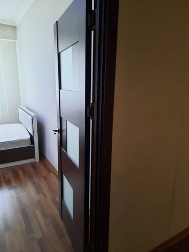 Uzunmüddətli kirayə mənzillər: Kirayə verilir. Ev kristal 1-in girişində yerləşir .Bütün əşyaları — 26