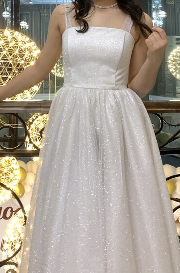 белый платье: Вечернее платье, Пышное, Средняя модель