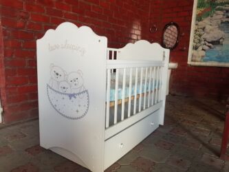 шкаф для одежды в спальню: Детская кроватка с маятником + новый матрас прошу 6999 - Классическая