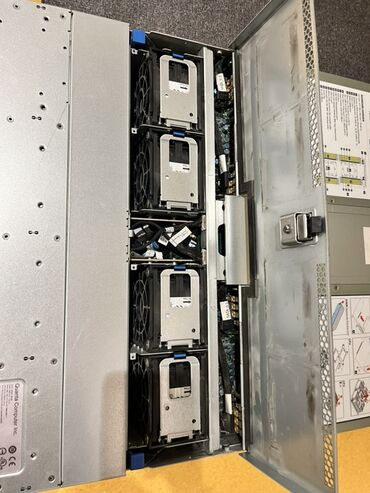 Serverlər: Quanta Computer Inc. şirkətinin istehsalı olan bu server, böyük həcmdə — 4