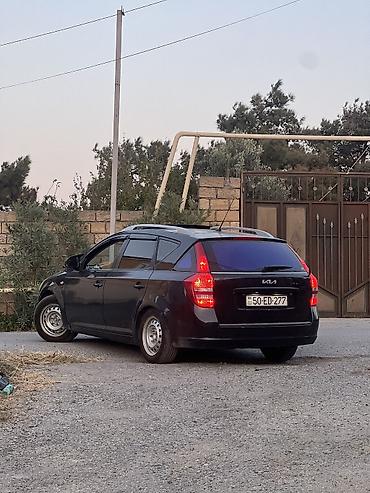 üstü açıq maşın: Kia Cee’d SW (universal) – qara rəng, Azərbaycan nömrə nişanı — 2