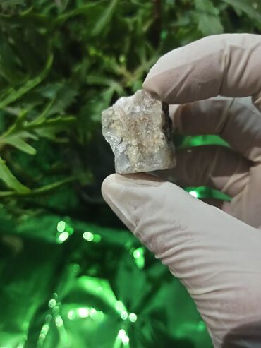 Qiymətli daşlar: Təbii mineral nümunəsi – şəffaf-boz kristallı quruluşlu və işıq — 6