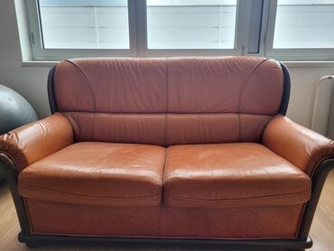Sofe i kaučevi: Kožna garnitura trosed i fotelja. Trosed se razvlaci. Fotelja je — 8