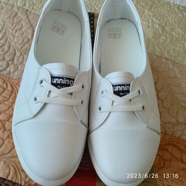 обувь белая: Продаю новые кожаные кеды весна лето . Не подошёл размер