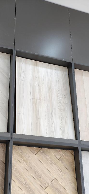 Ağ palıd tonlarında dekorativ döşəmə örtükləri üçün laminat panellər — 1