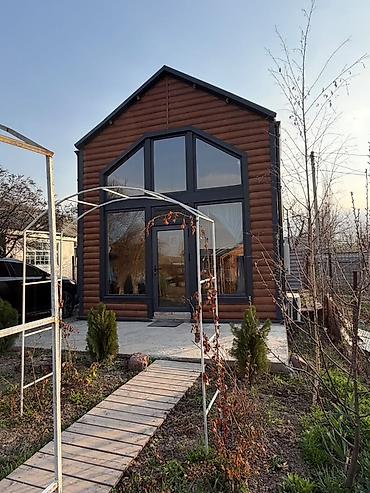 дачи в байтике: Дом-дача с панорамным остеклением . - Фасад под брус, современная — 1