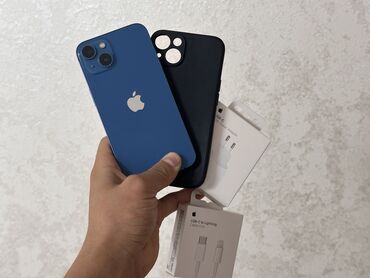 Apple iPhone: IPhone 13, Б/у, 256 ГБ, Синий, Зарядное устройство, Защитное стекло, Кабель, 93 %