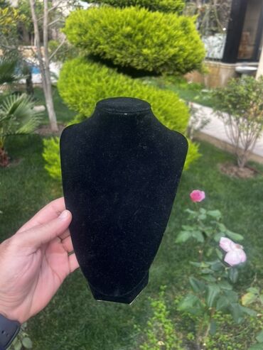 setqa vitrin: Mehsul 17 ededdir. Qiymet 1 ne aiddir. Məhsul: Boyun üçün zinət əşyası