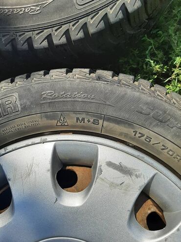 Gume i felne: 4 komada čelične felne R14, sa 2 dosta dobre polovne zimske gume. Na — 3