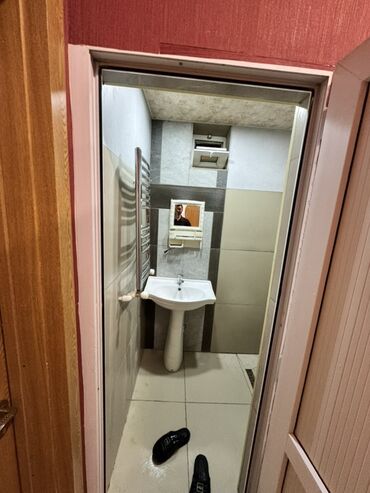 Uzunmüddətli kirayə mənzillər: 3 otaqlı mənzil – mebellə - Geniş qonaq otağı: şıq asma tavan, şüşə — 9