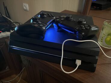 plesteyşn 4: Playstation 4 PRO. Problemi yoxdur çox əla vəziyyətdədir. Üstünde 2