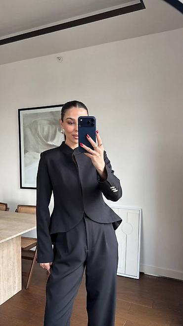 pantalone sat: Komplet – sako i pantalone crna boja. - Sako: strukiran kroj sa lagano — 2