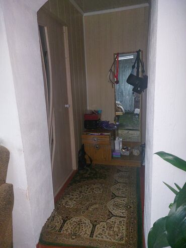 Продажа домов: Продаю дом с мебелью, двор на 2 машины, участок 8 соток. Внутри дома — 13